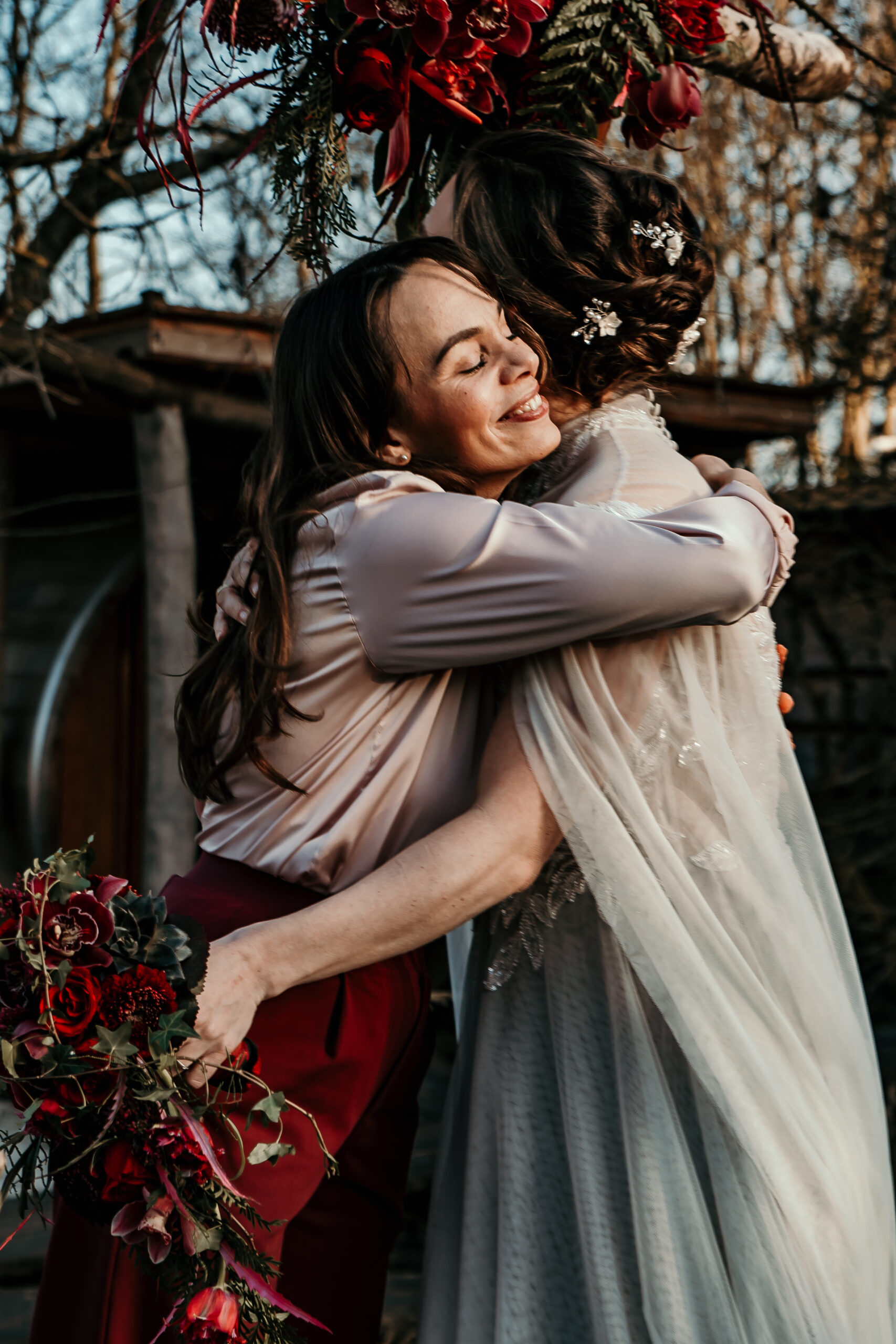 Hochzeitsplanerin umarmt Braut nach der Freien Trauung